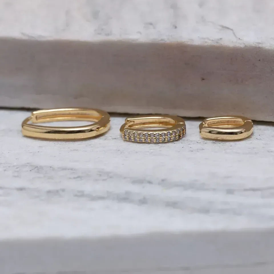 BRINCO ARGOLA M OVAL FINA CRAVEJADA BANHO OURO 18K
