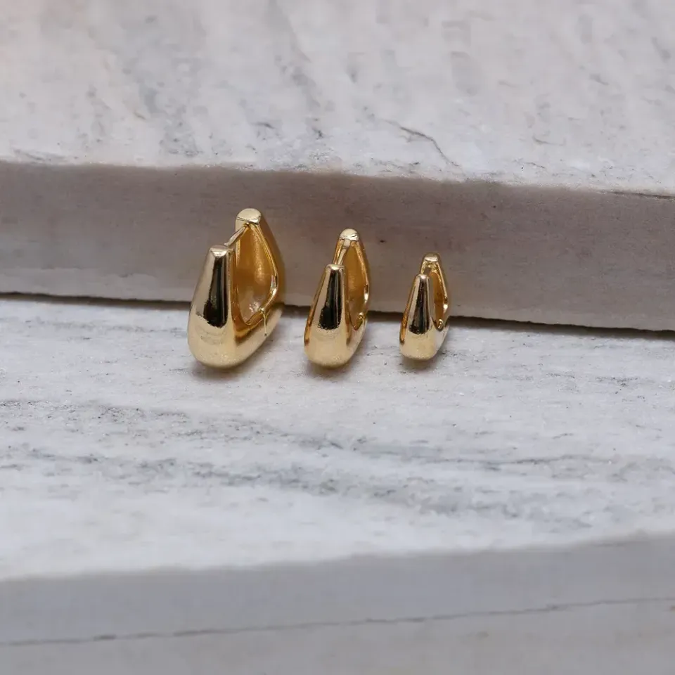 BRINCO ARGOLA M QUADRADA ABAULADA BANHO OURO 18K
