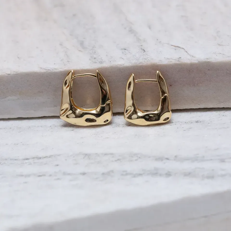 BRINCO ARGOLA M RETANGULAR AMASSADA BANHO OURO 18K