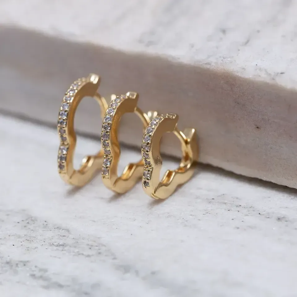BRINCO ARGOLA M VIRGINIA CRAVEJADA BANHO OURO 18K
