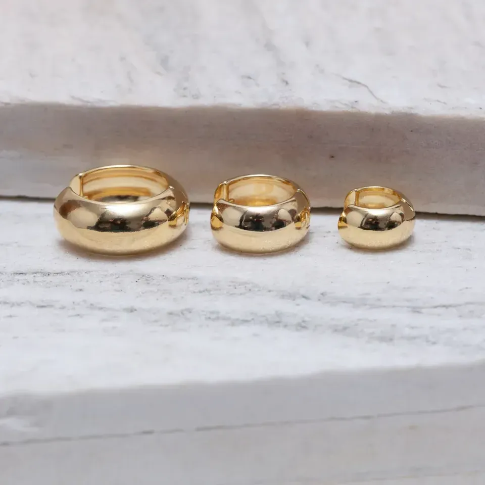 BRINCO ARGOLA P LARGA ABAULADA BANHO OURO 18K