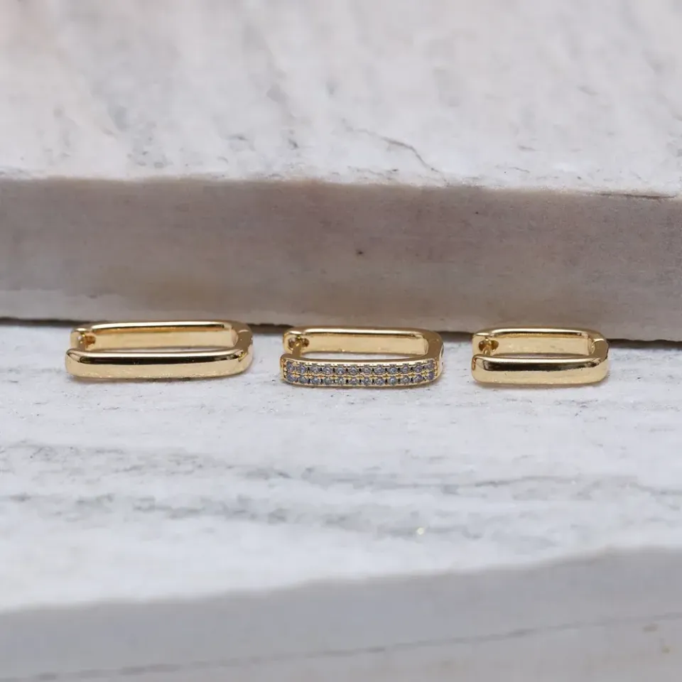 BRINCO ARGOLA P RETANGULAR FINA BANHO OURO 18K