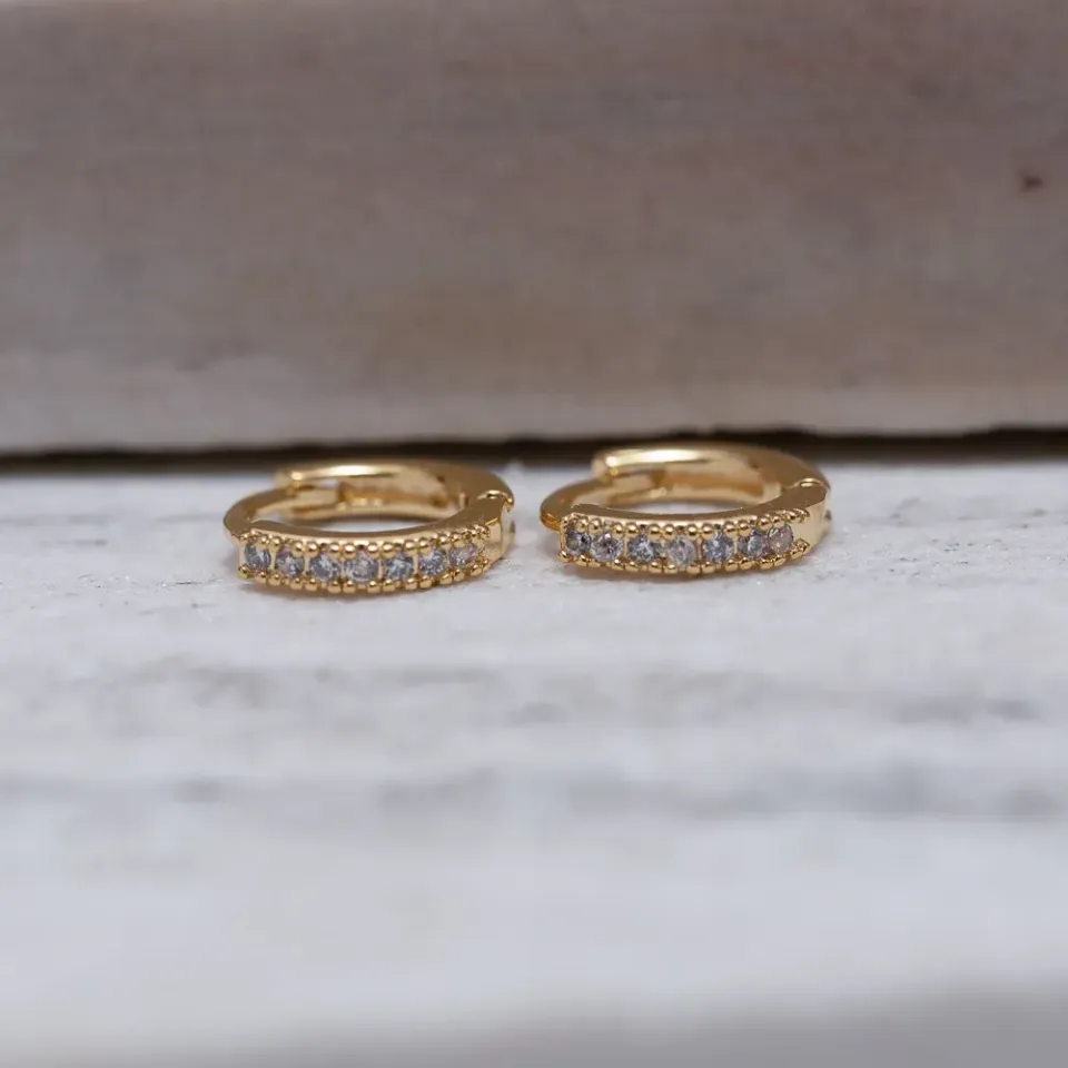 BRINCO ARGOLA P SOLITÁRIA CRAVEJADA BANHO OURO 18K
