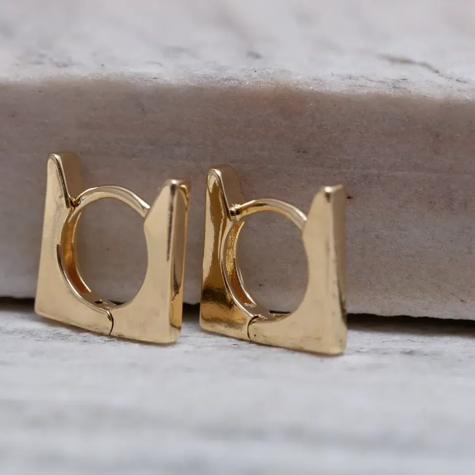BRINCO ARGOLA QUADRADA LISA BANHO OURO 18K