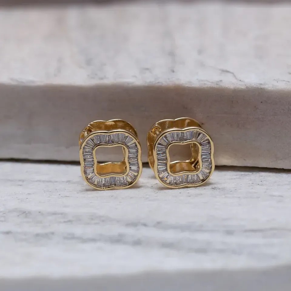 BRINCO ARGOLA VIRGINIA COM ZIRCÔNIAS NAVETE BANHO OURO 18K