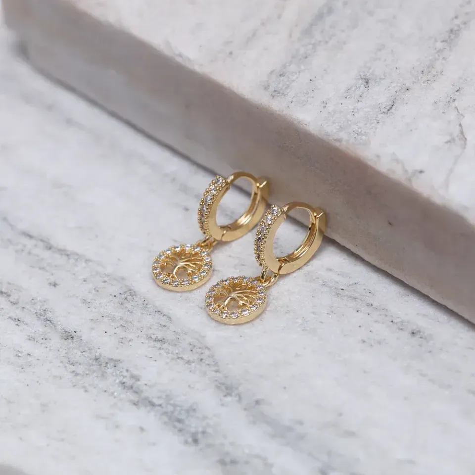 BRINCO ARGOLINHA ÁRVORE DA VIDA COM ZIRCÔNIAS BANHO OURO 18K