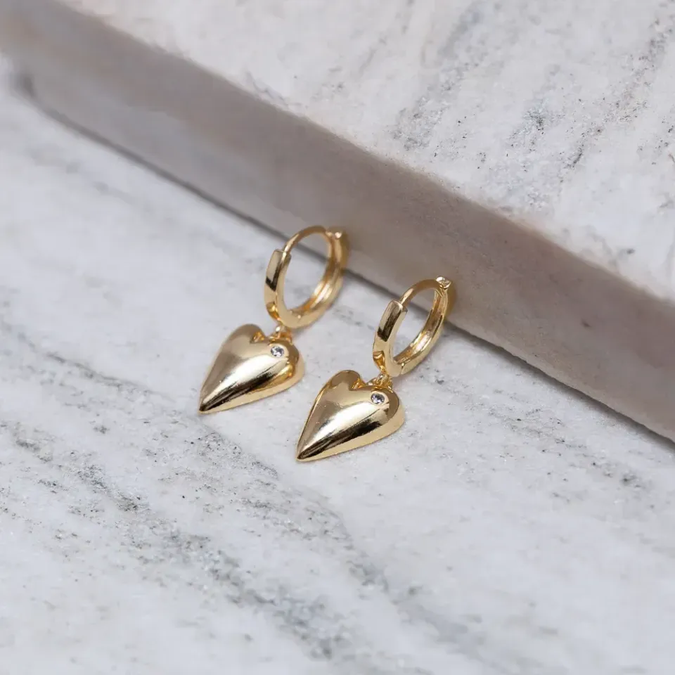 BRINCO ARGOLINHA COM CORAÇÃO LISO BANHO OURO 18K
