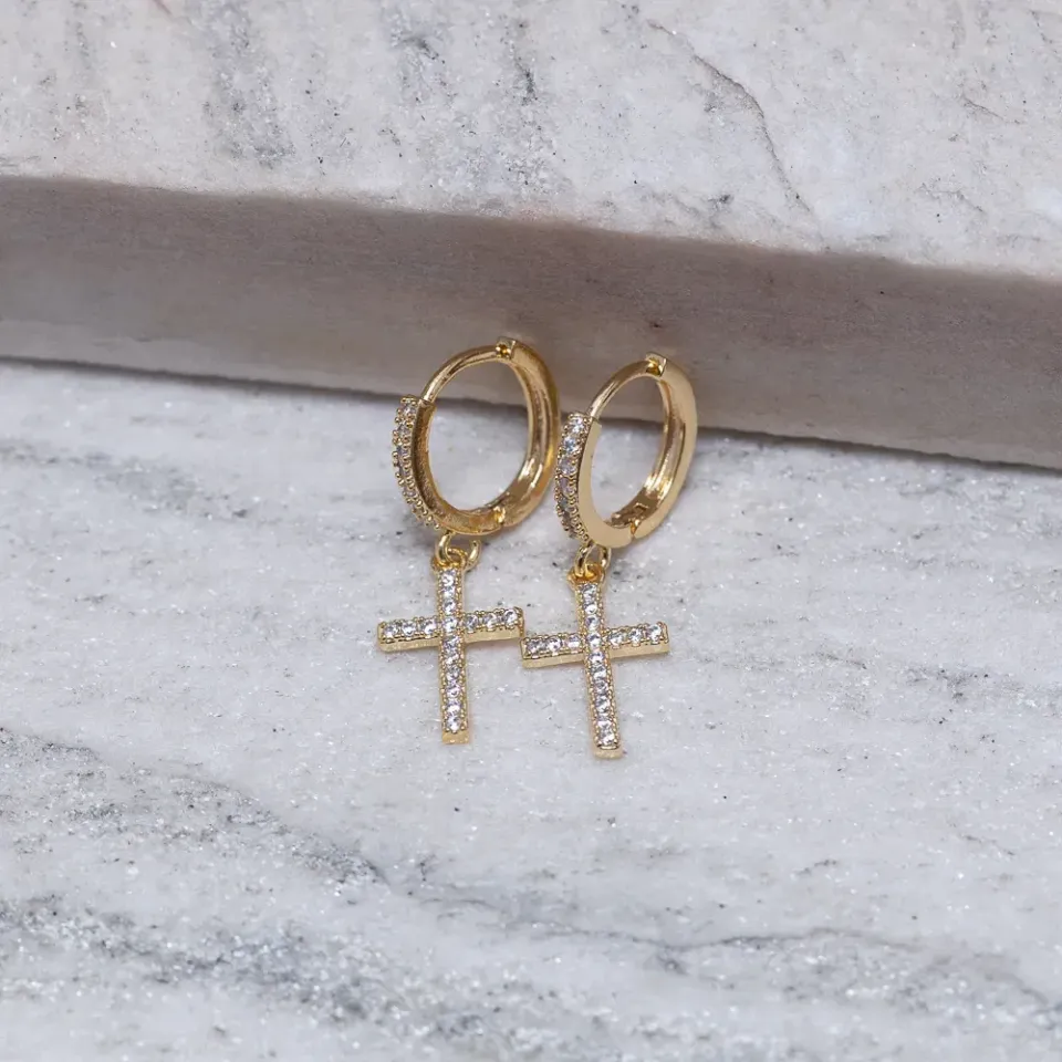 BRINCO ARGOLINHA COM CRUZ CRAVEJADA BANHO OURO 18K