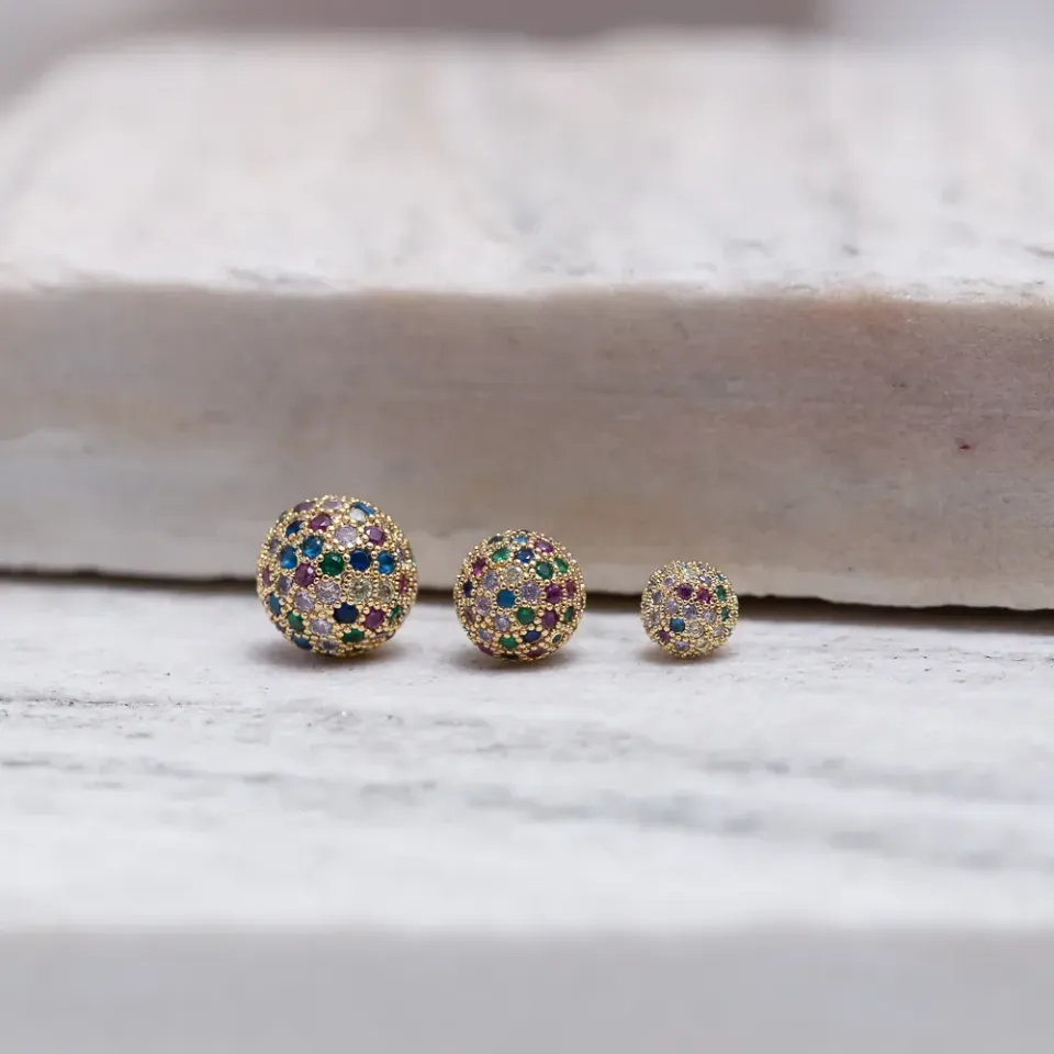 BRINCO BOLINHA G CRAVEJADA COLORIDA BANHO OURO 18K