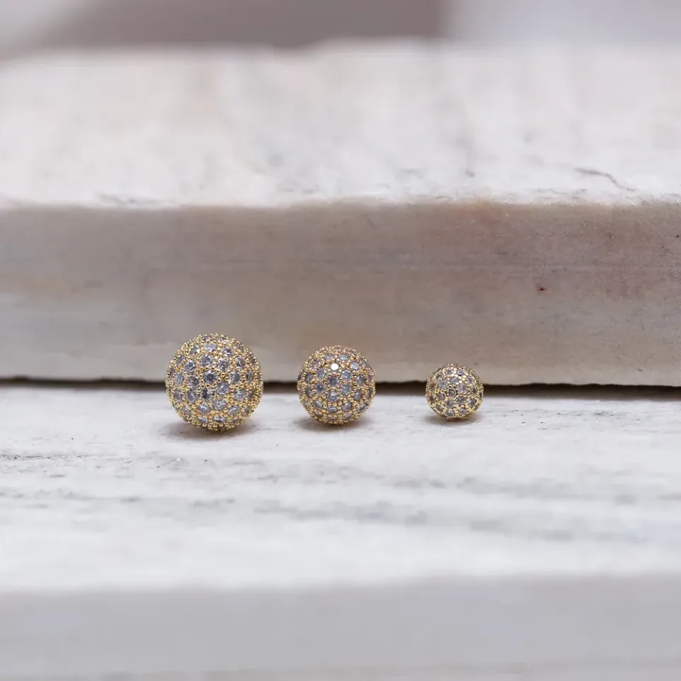 BRINCO BOLINHA G CRAVEJADA CRISTAL BANHO OURO 18K