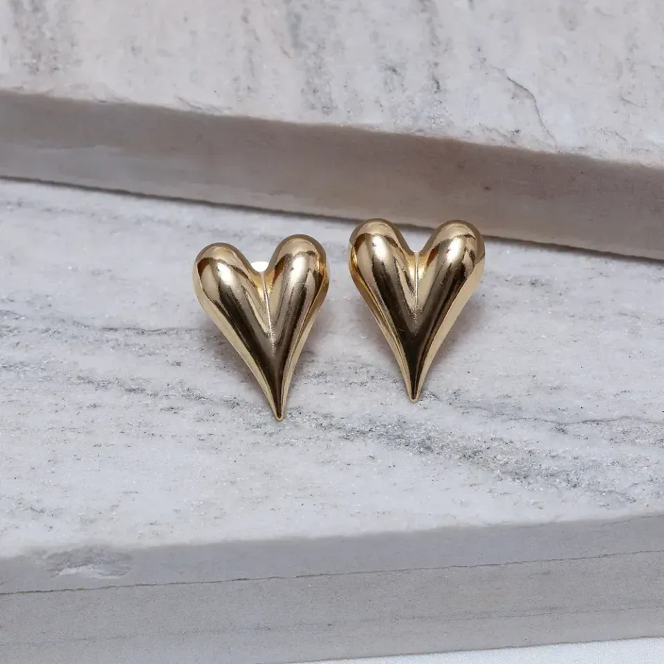 BRINCO CORAÇÃO LISO ABAULADO BANHO OURO 18K