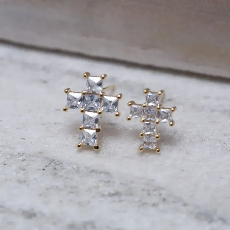 BRINCO CRUZ M COM PEDRAS CRISTAIS BANHO OURO 18K
