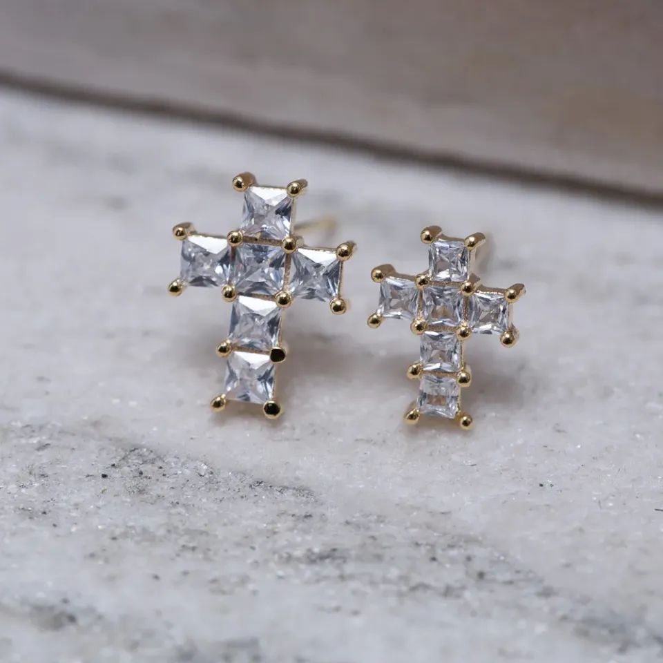 BRINCO CRUZ P COM PEDRAS CRISTAIS BANHO OURO 18K
