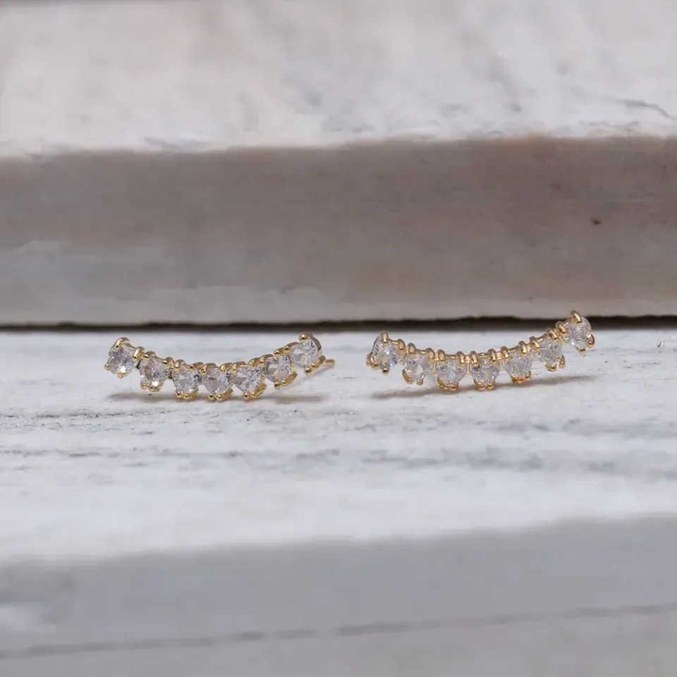BRINCO EAR CUFF CORAÇÕES CRISTAIS BANHO OURO 18K