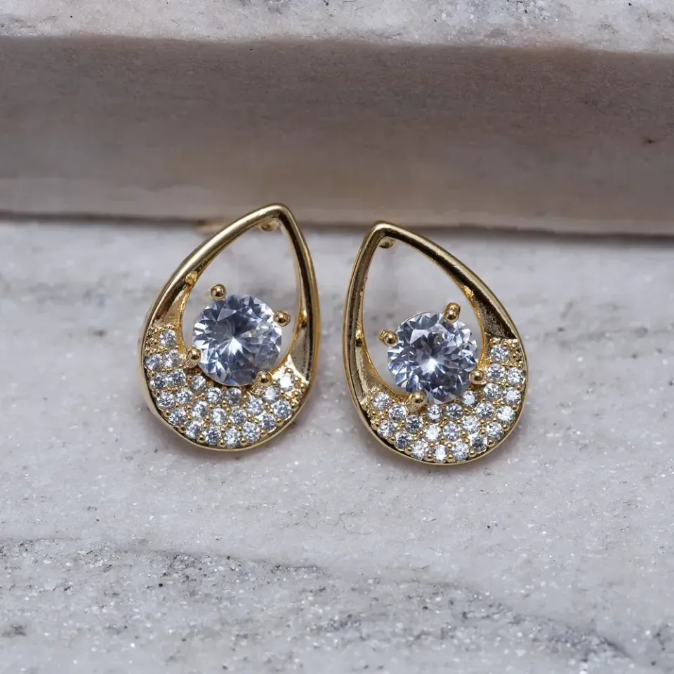 BRINCO GOTA COM ZIRCÔNIAS CRISTAIS BANHO OURO 18K