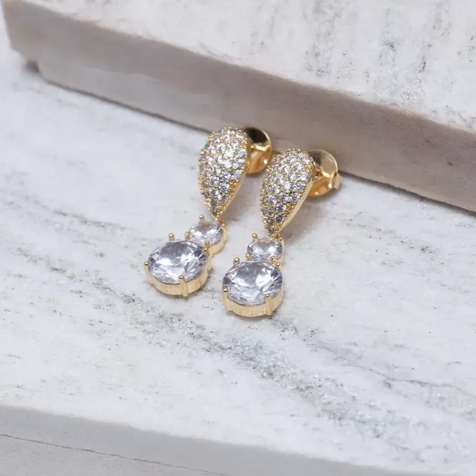BRINCO GOTA CRAVEJADAS E COM CRISTAIS BANHO OURO 18K