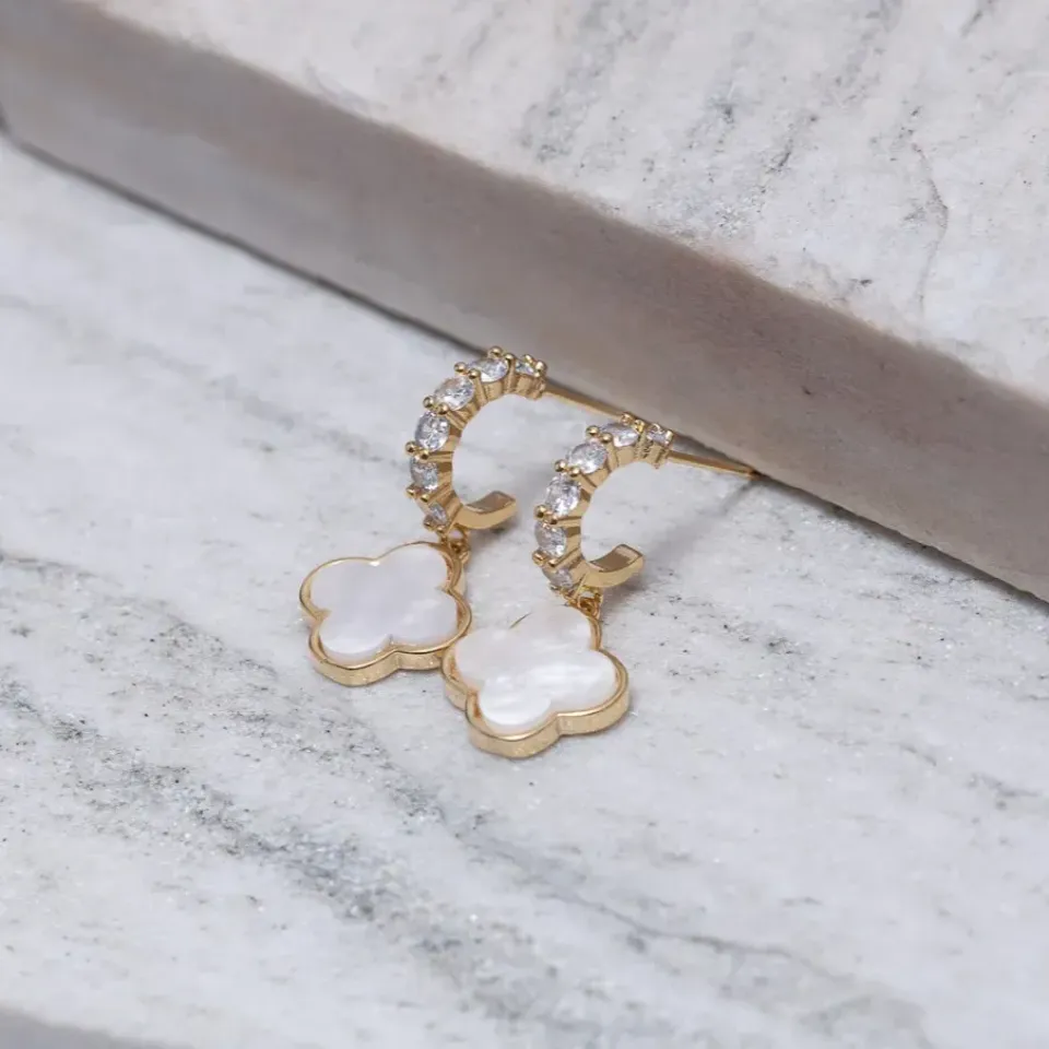 BRINCO MEIA ARGOLA VIRGINIA BRANCO PEROLIZADO BANHO OURO 18K