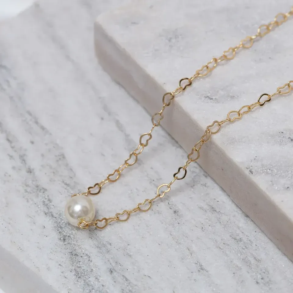 CHOKER CORAÇÃO COM PÉROLA BANHO OURO 18K