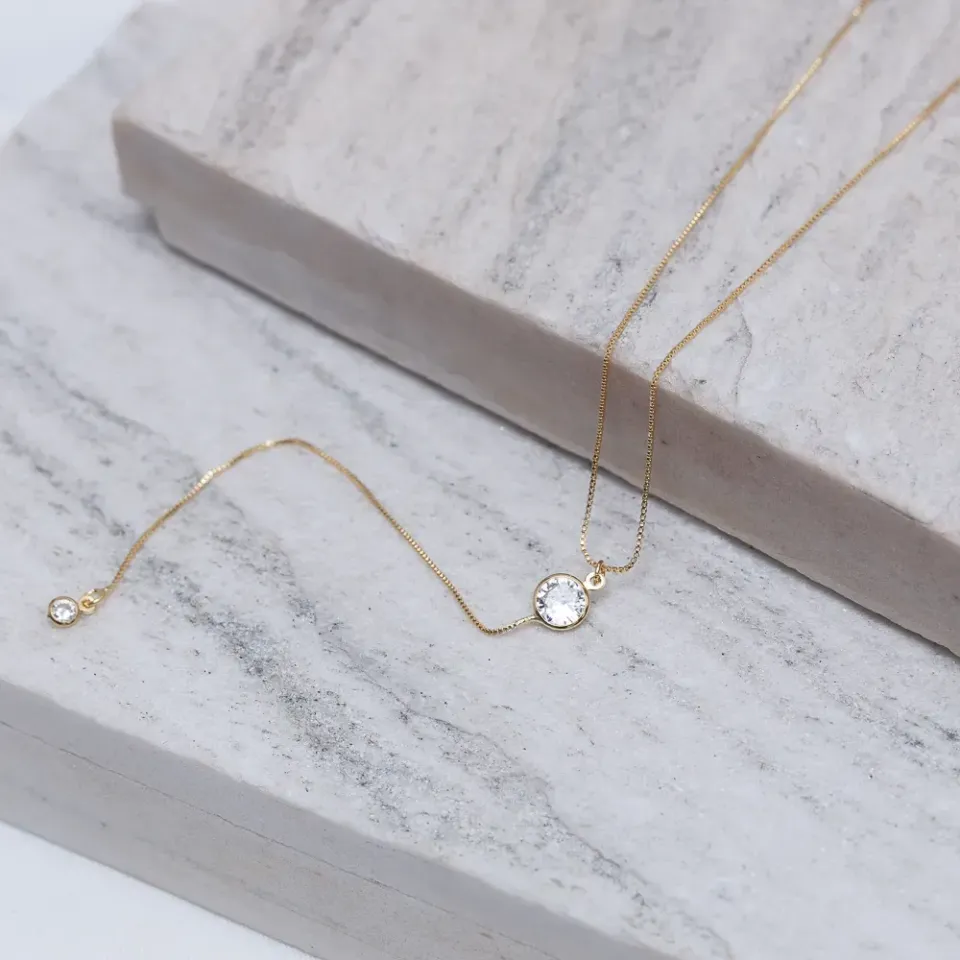 COLAR PÊNDULO COM PONTO DE LUZ CRISTAL BANHO OURO 18K