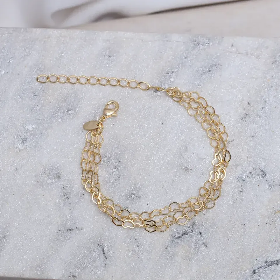 PULSEIRA CORRENTE TRIPLA DE CORAÇÕES BANHO OURO 18K