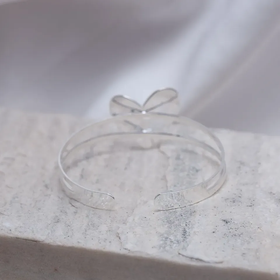 BRACELETE CORAÇÃO LISO BANHO PRATA