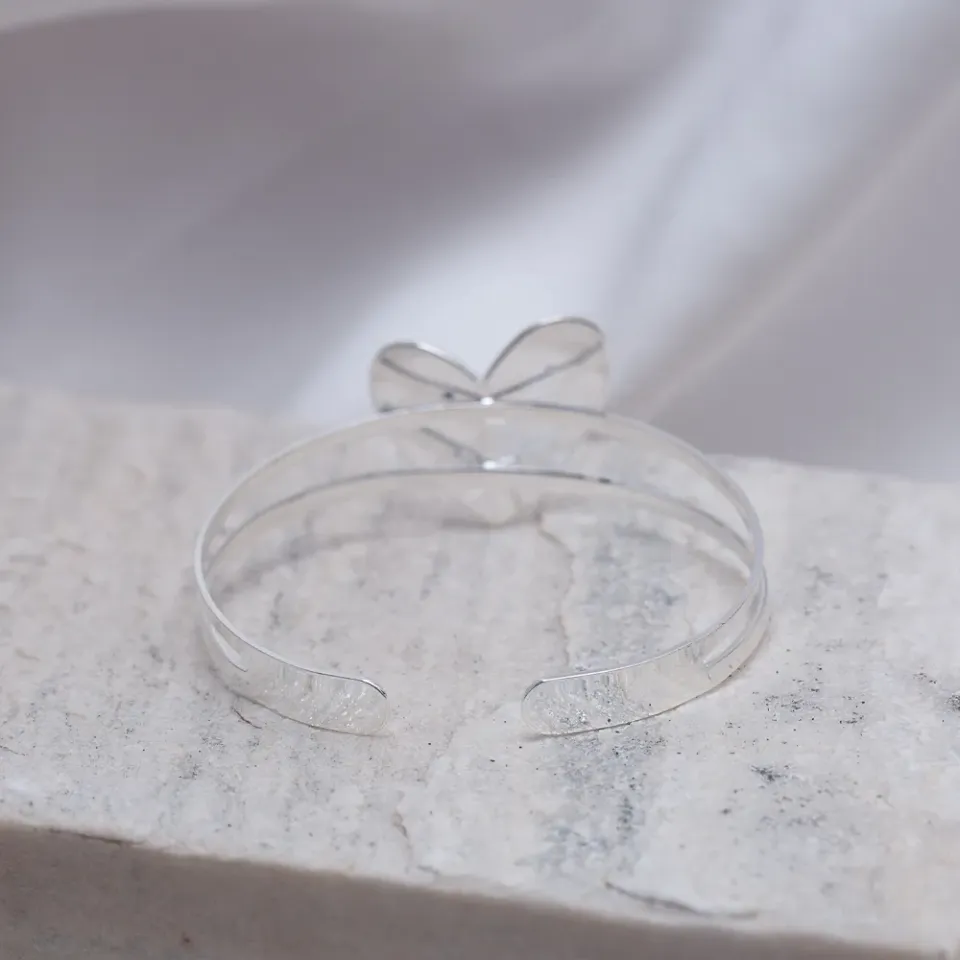 BRACELETE CORAÇÃO LISO BANHO PRATA