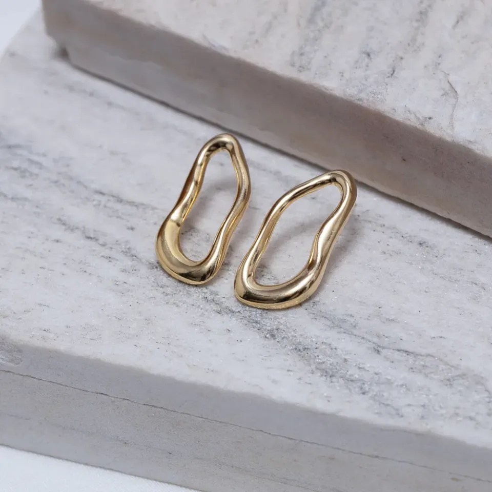 BRINCO ORGÂNICO VAZADO BANHO OURO 18K