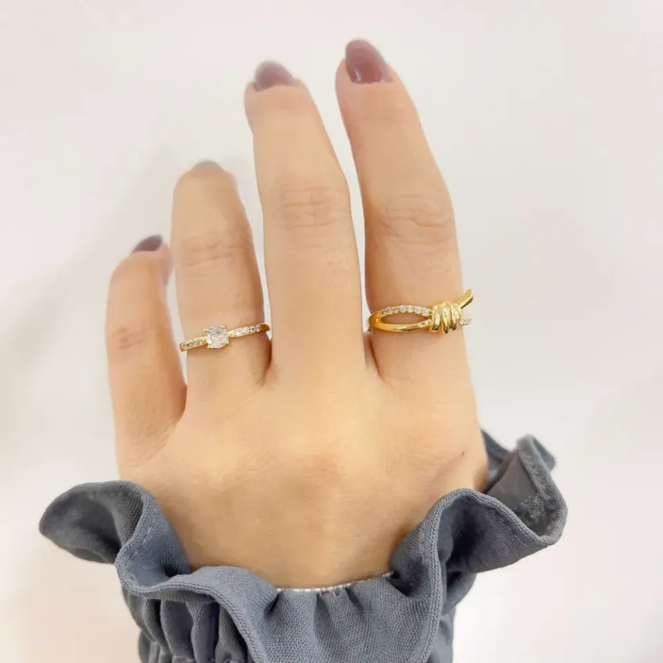 ANEL NÓ COM ZIRCÔNIAS CRISTAIS BANHO OURO 18K