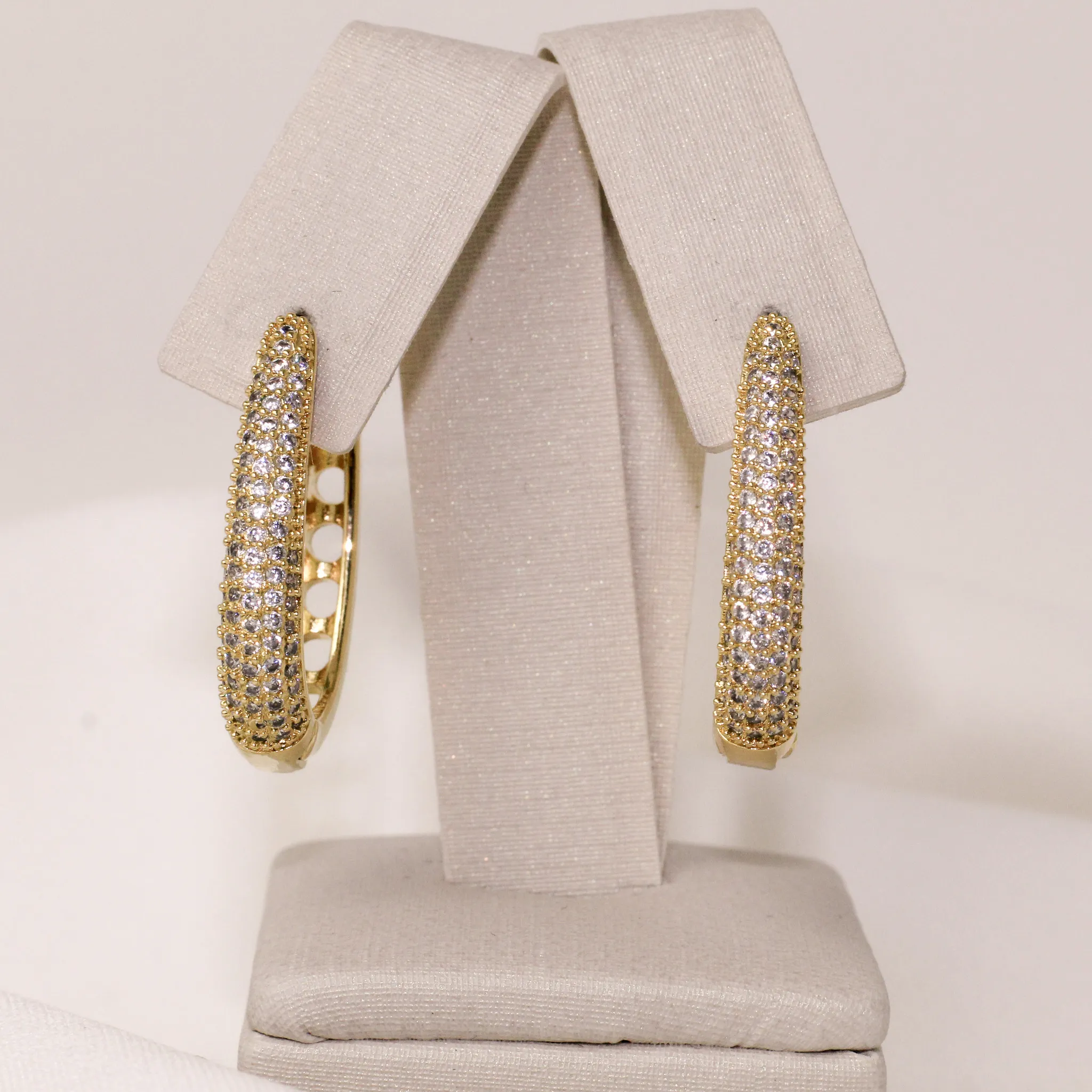 BRINCO ARGOLA OVAL CRAVEJADO COM ZIRCÔNIAS CRISTAIS BANHO OURO 18K