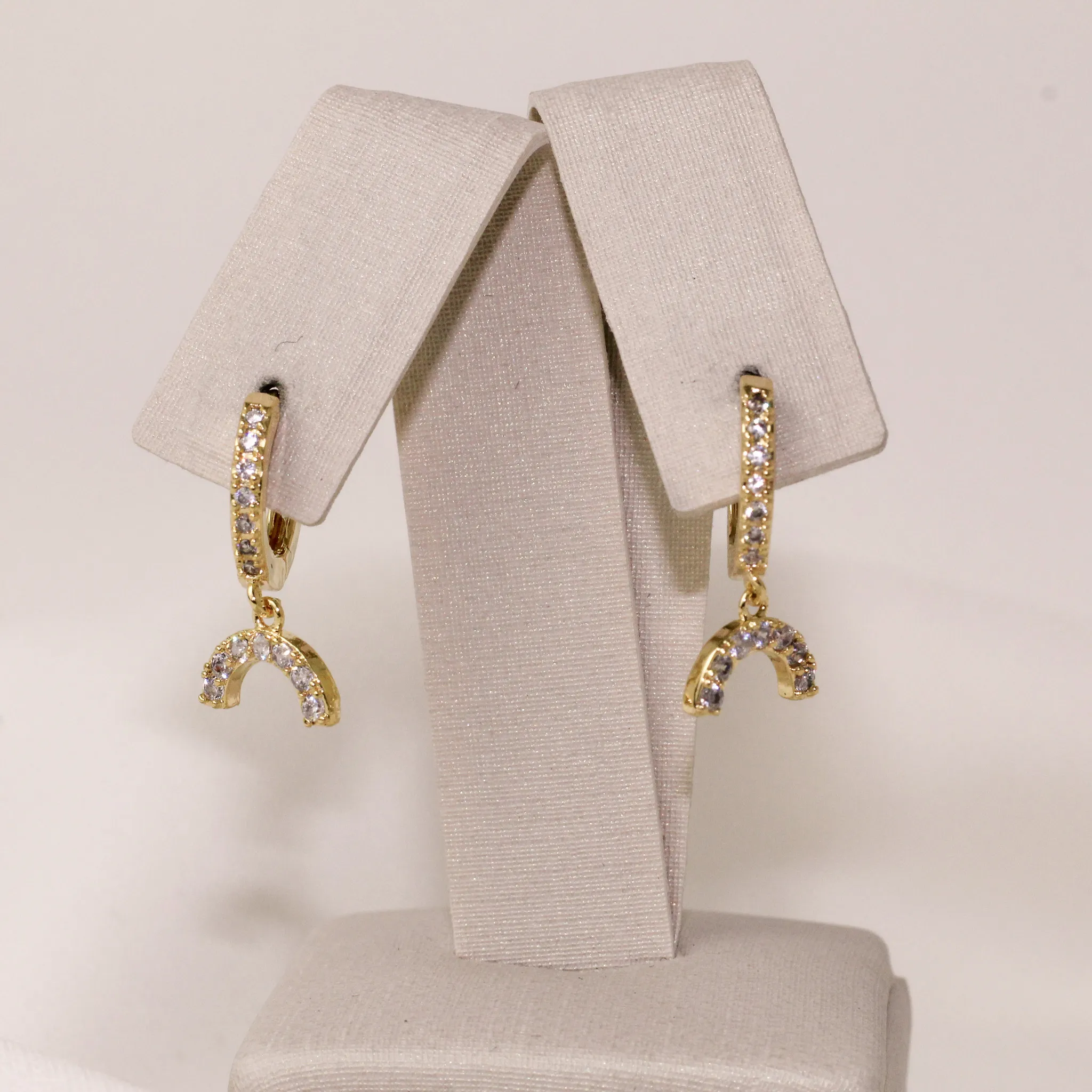 BRINCO ARGOLINHA COM PINGENTE FERRADURA BANHO OURO 18K