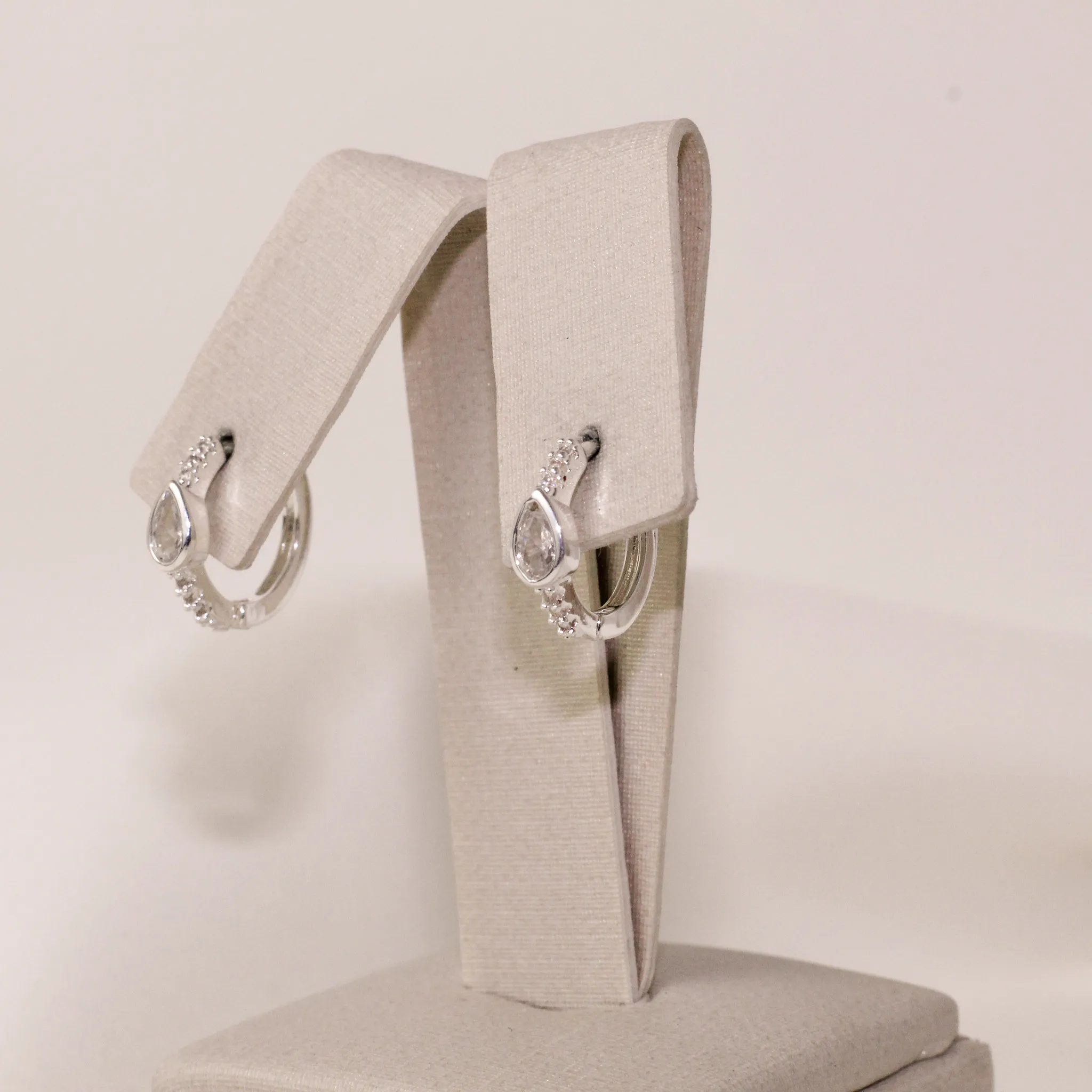 BRINCO ARGOLINHA COM GOTA ZIRCÔNIA