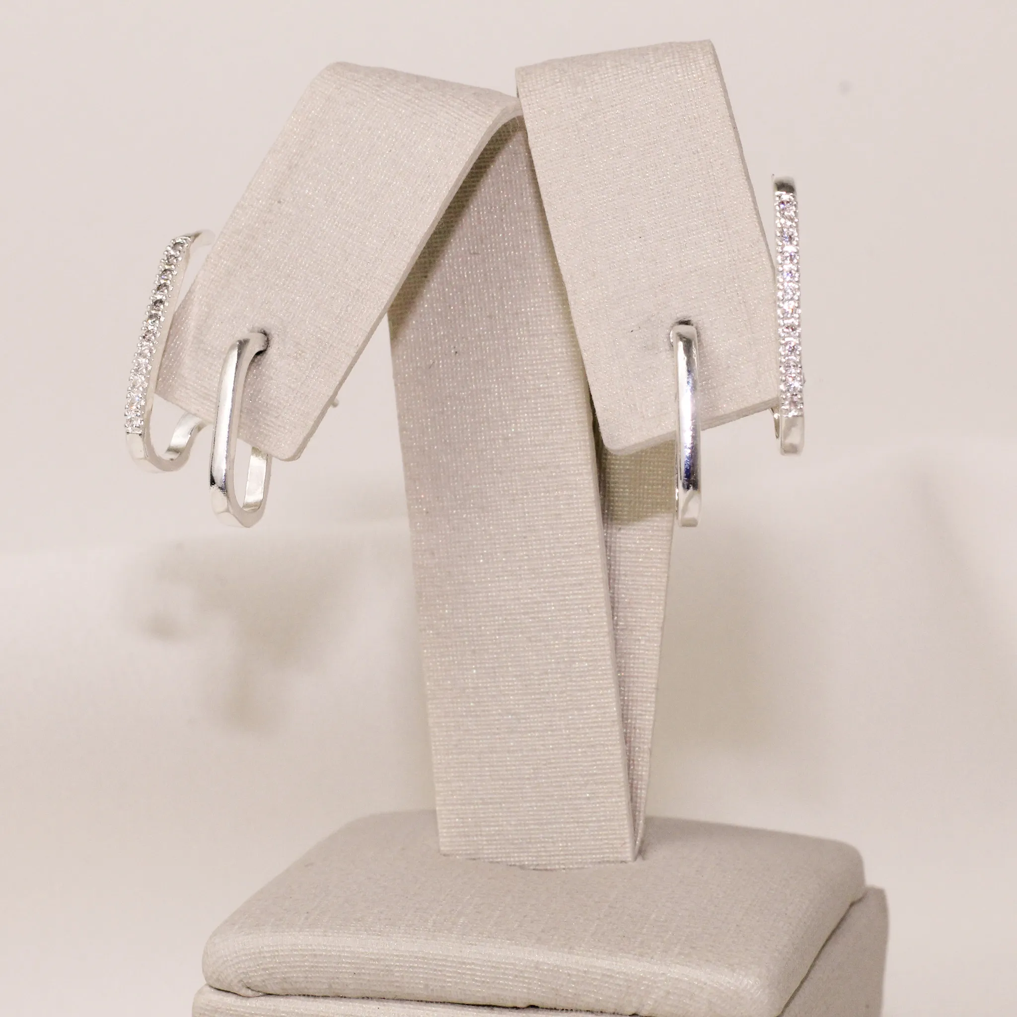 BRINCO EAR CUFF CRAVEJADO COM ZIRCÔNIAS CRISTAIS BANHO PRATA