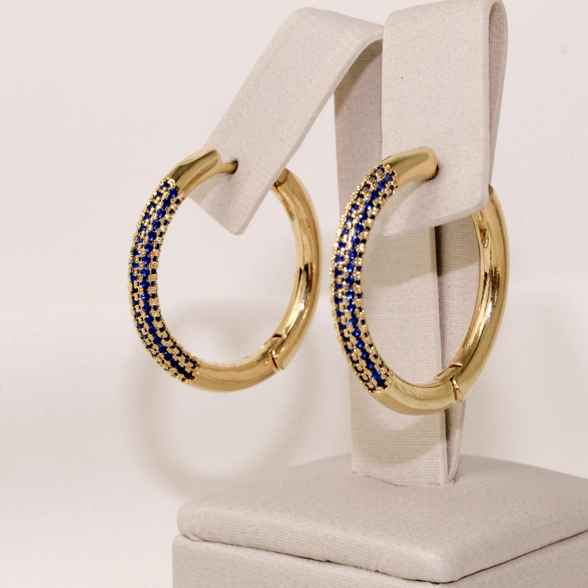 BRINCO ARGOLA COM ZIRCÔNIAS AZUL MARINHO BANHO OURO 18K