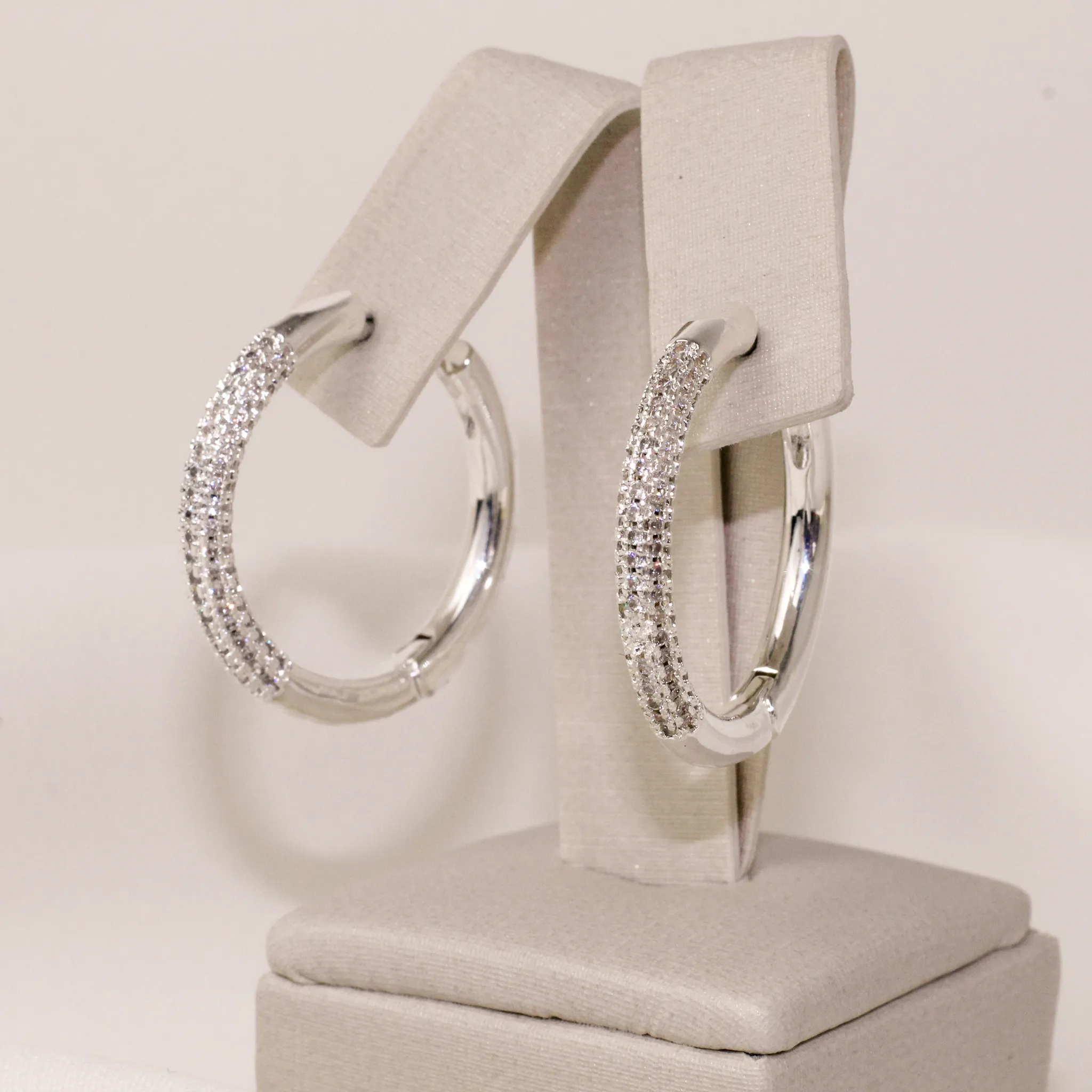 BRINCO ARGOLA COM ZIRCÔNIAS CRISTAL BANHO PRATA