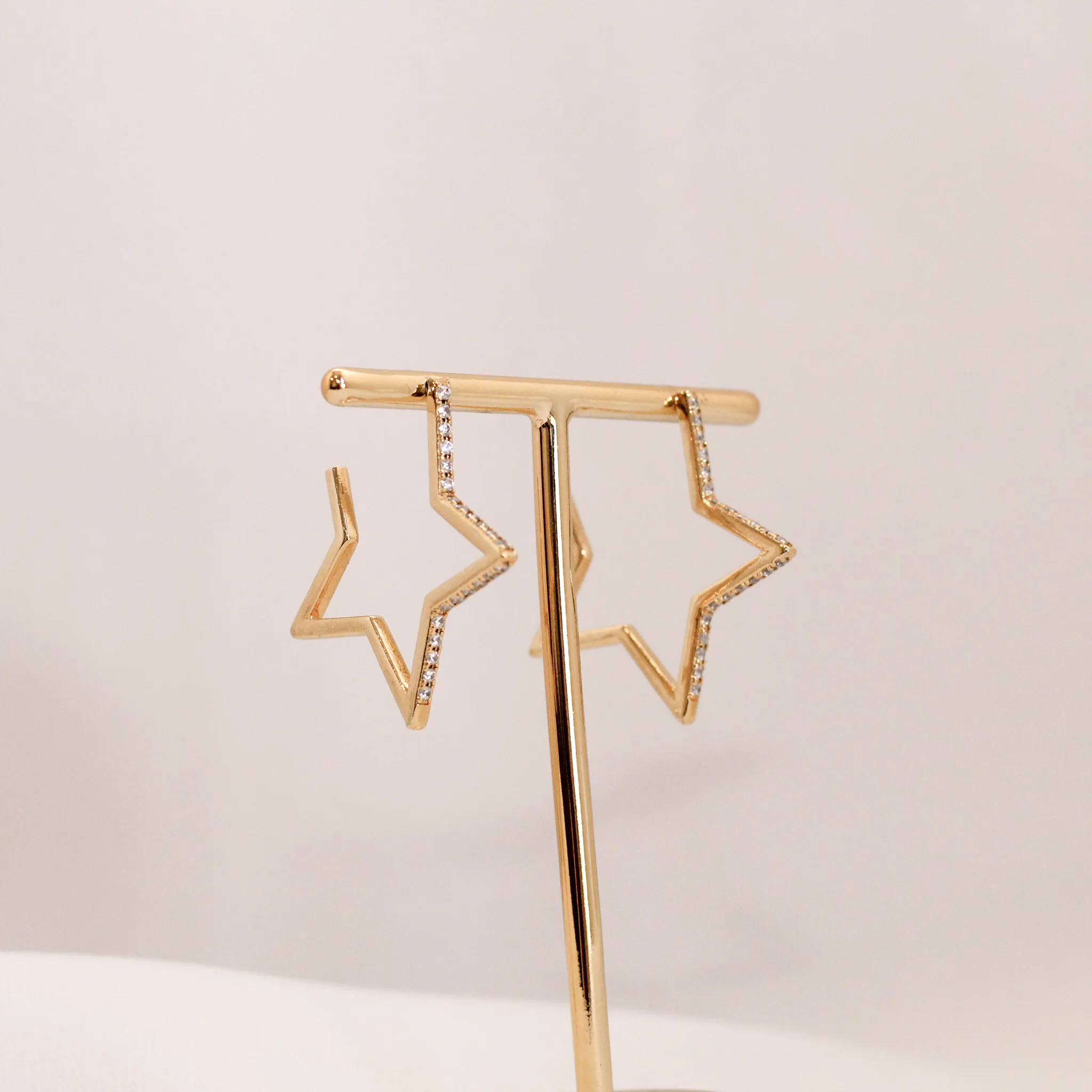 BRINCO ARGOLA ESTRELA CRAVEJADA BANHO OURO 18K