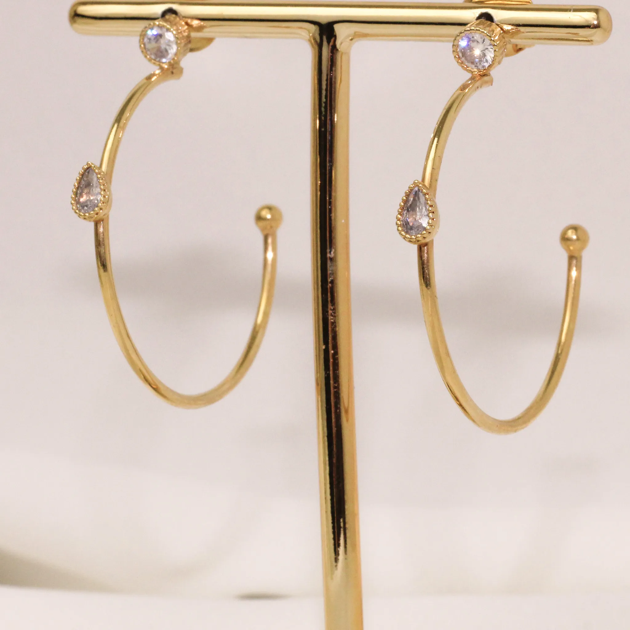 BRINCO ARGOLA BÁSICA COM ZIRCÔNIA BANHO OURO 18K