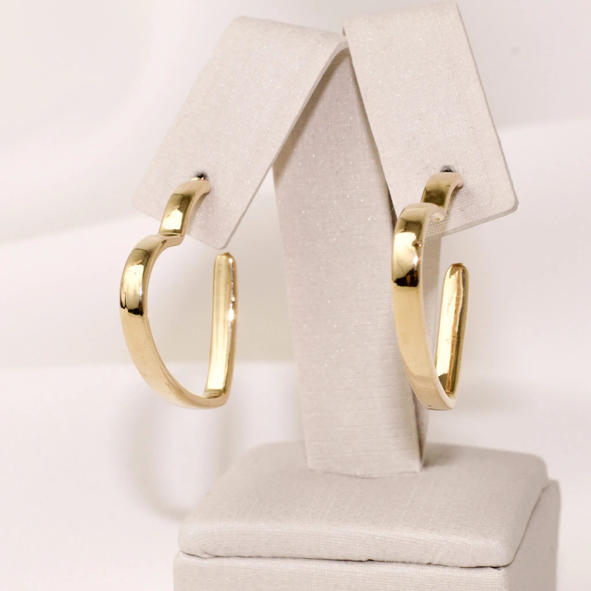 BRINCO CORAÇÃO ARGOLA ABERTA BANHO OURO 18K