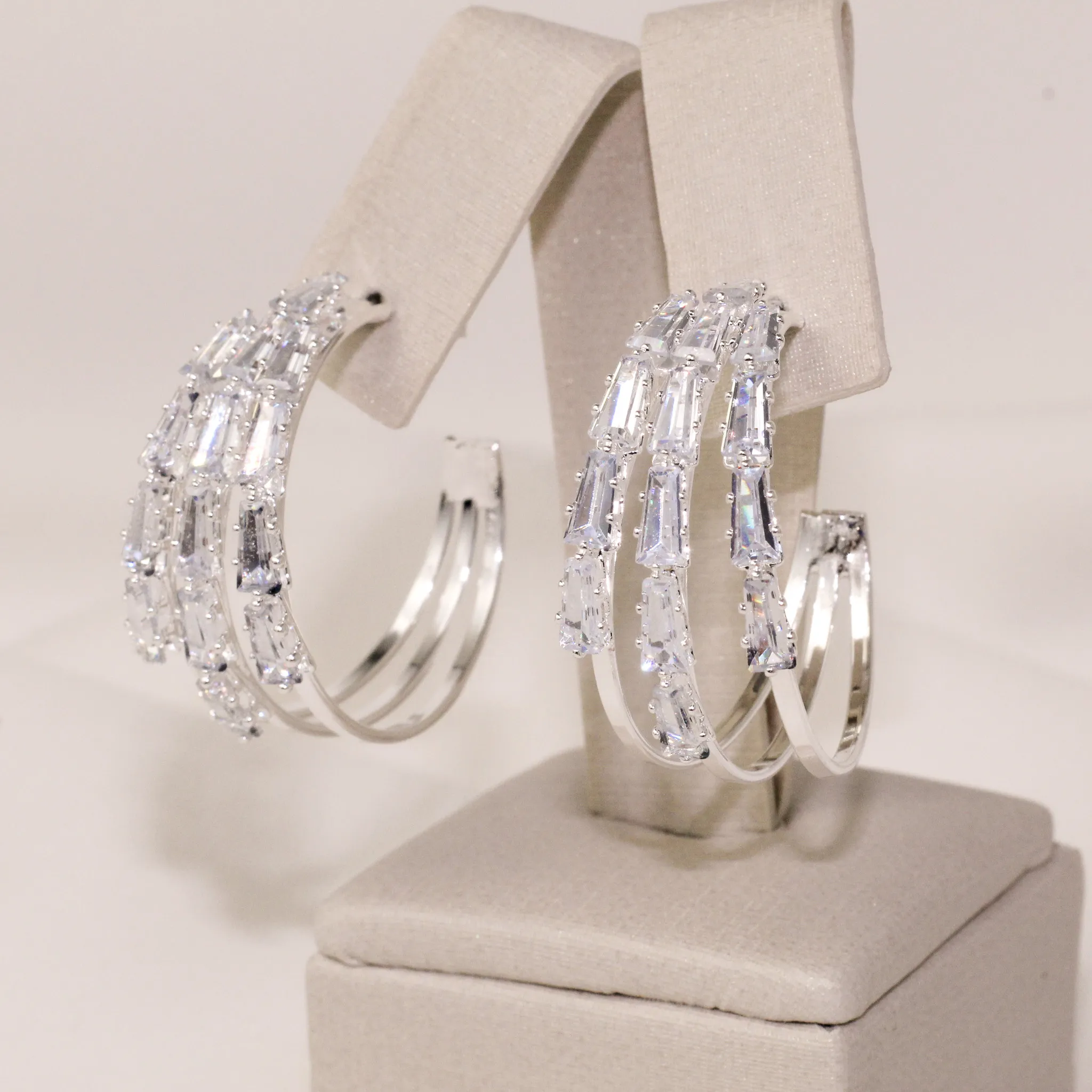 BRINCO ARGOLA GRANDE COM ZIRCÔNIAS CRISTAIS BANHO PRATA