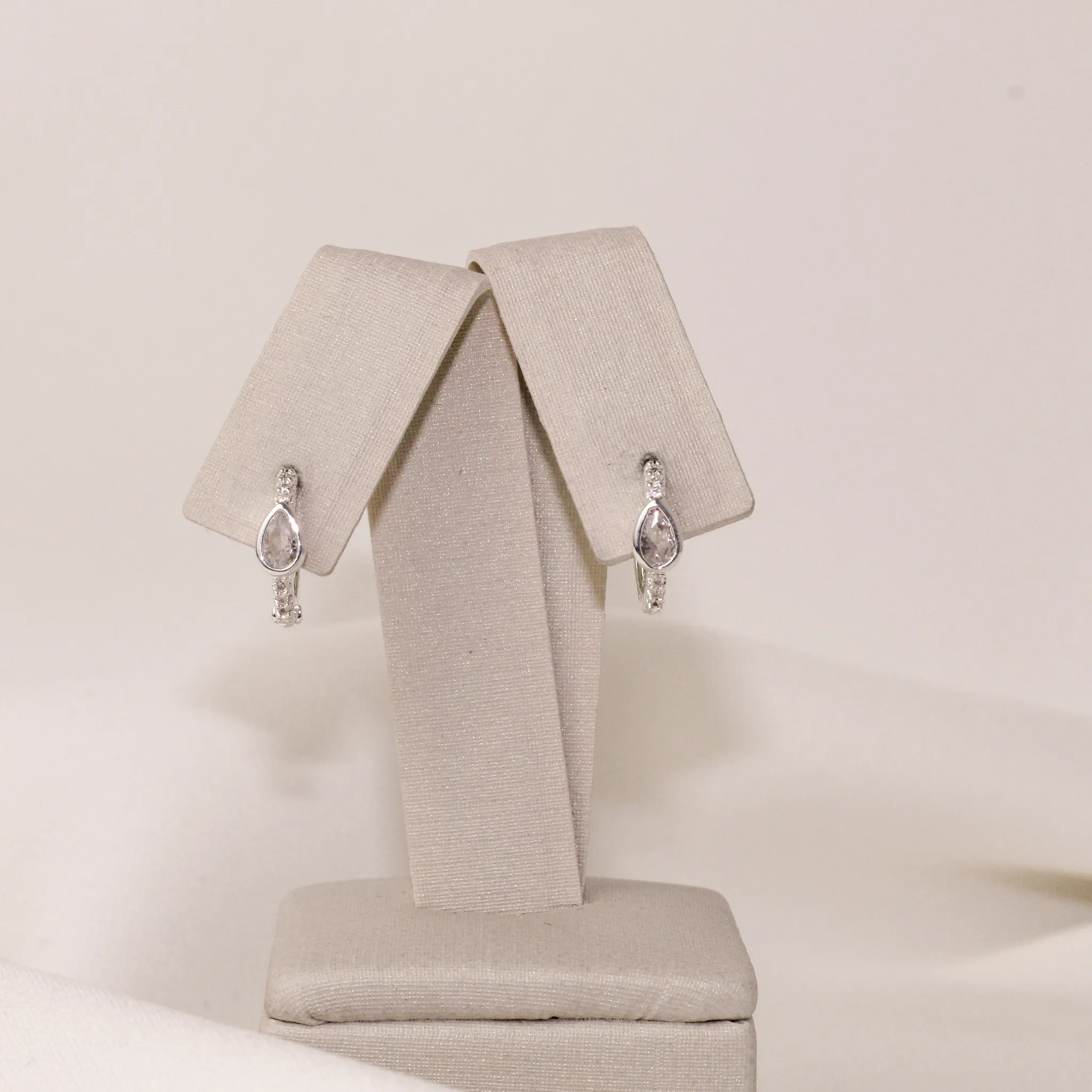 BRINCO ARGOLINHA COM GOTA ZIRCÔNIA