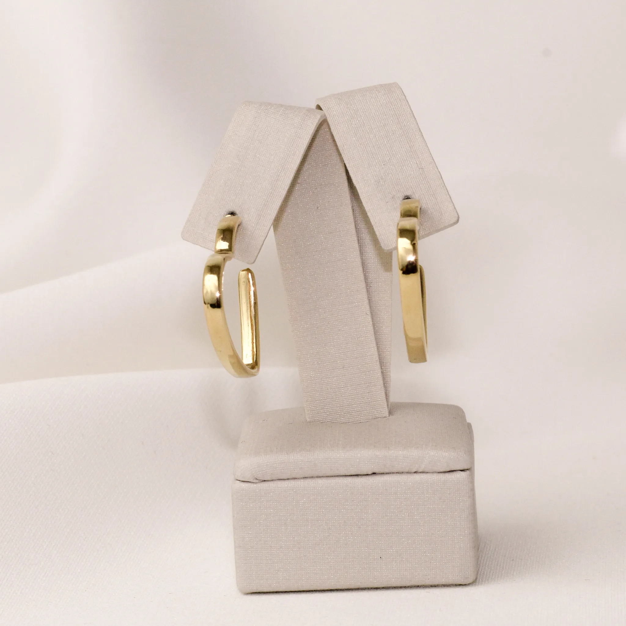 BRINCO CORAÇÃO ARGOLA ABERTA BANHO OURO 18K