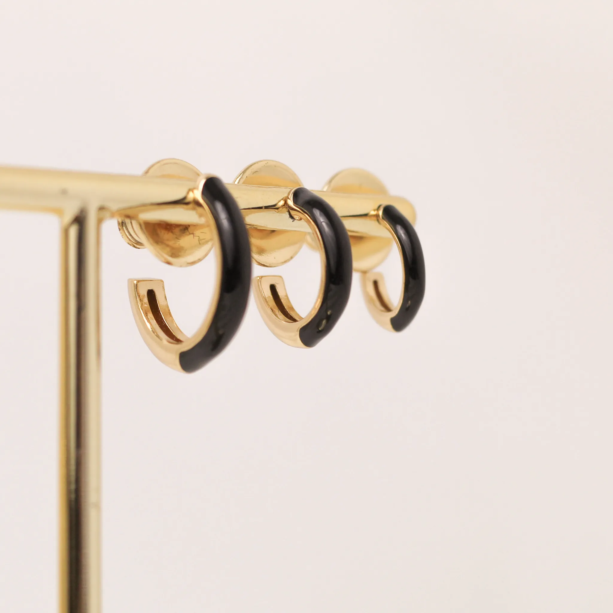 BRINCO TRIO RESINA PRETO BANHO OURO 18K