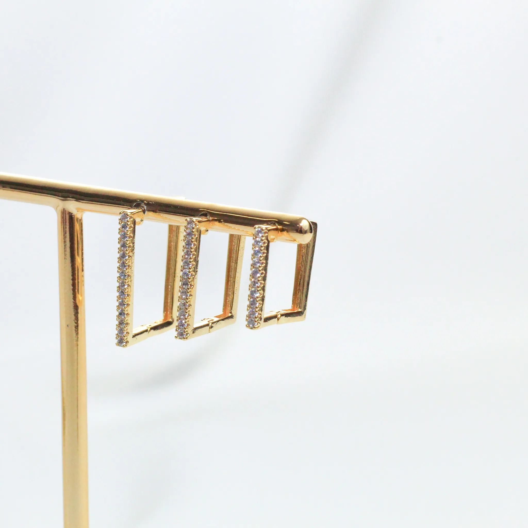 BRINCO ARGOLA QUADRADA ZIRCÔNIA  M BANHO OURO 18K