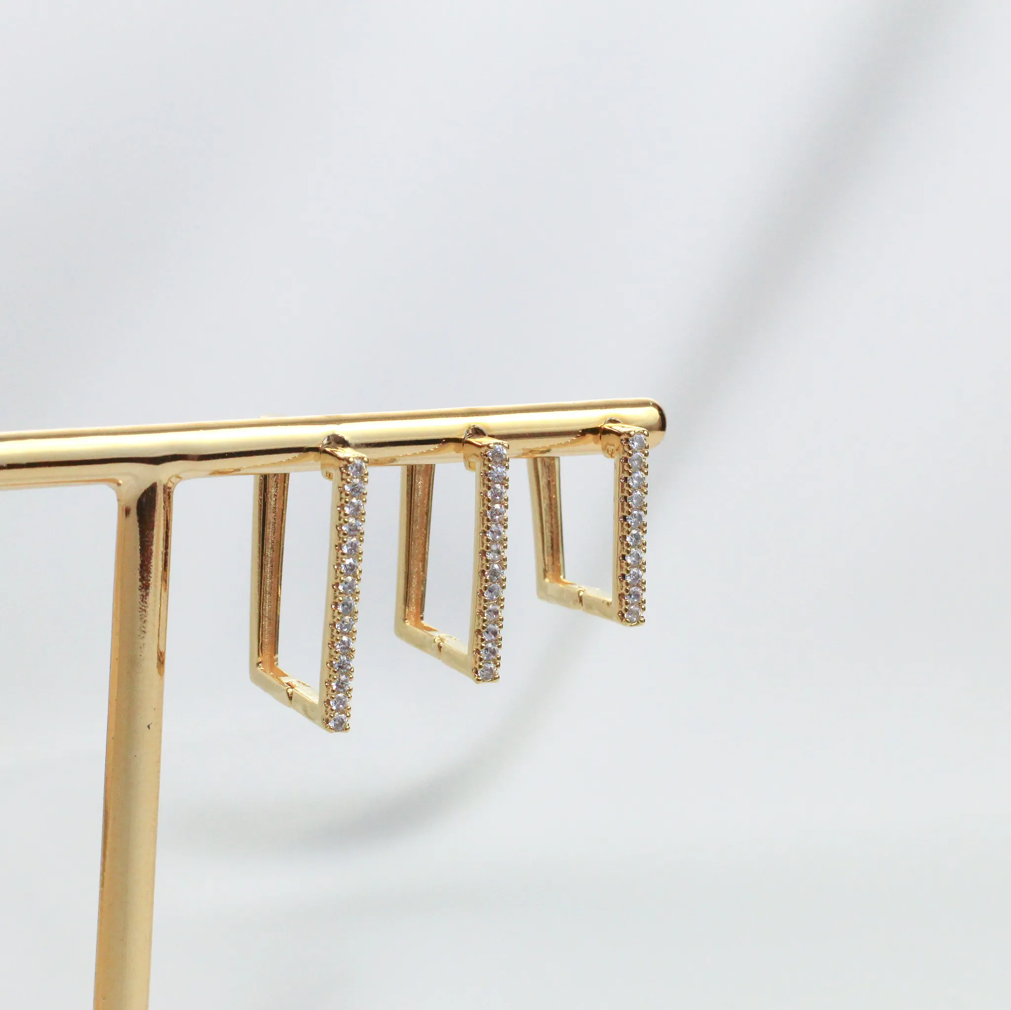 BRINCO ARGOLA QUADRADA ZIRCÔNIA  P BANHO OURO 18K
