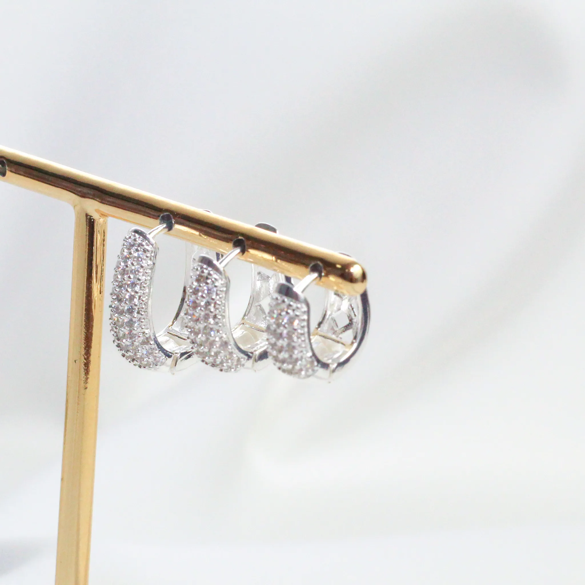 BRINCO ARGOLA P OVAL ZIRCÔNIAS CRISTAIS BANHO PRATA
