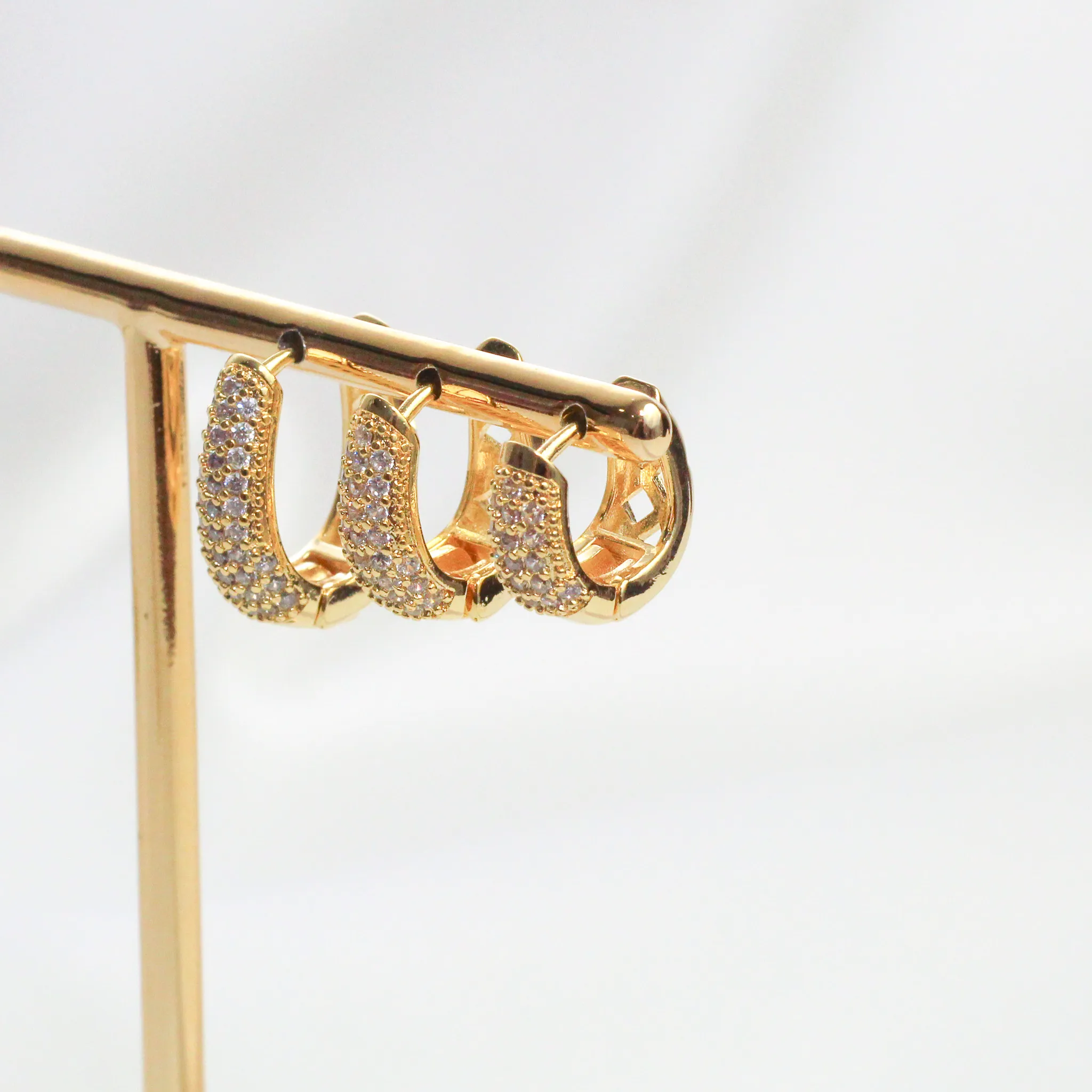 BRINCO ARGOLA OVAL ZIRCÔNIA CRISTAL TRIO G BANHO OURO 18K
