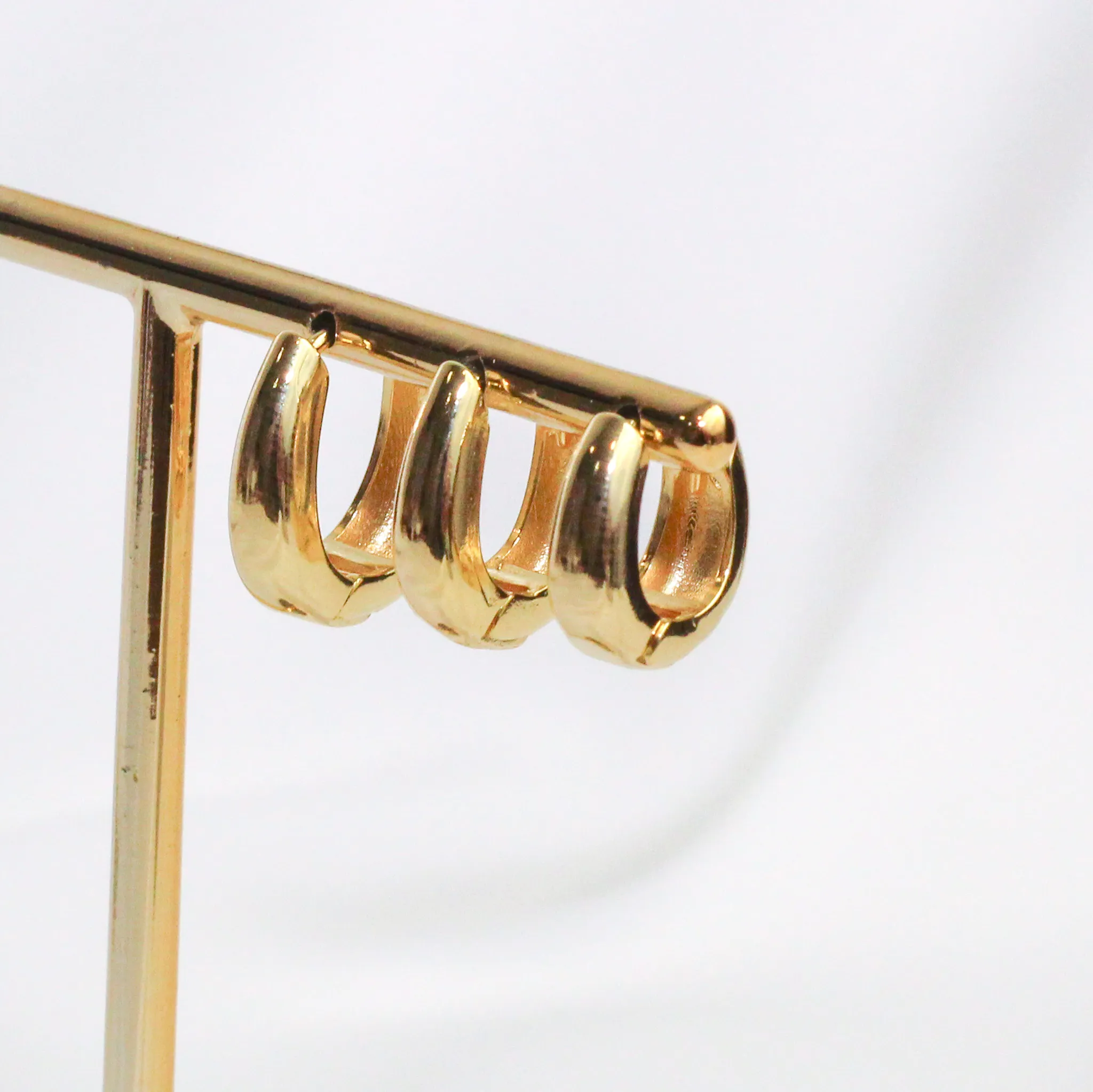 BRINCO ARGOLA OVAL LISA M BANHO OURO 18K