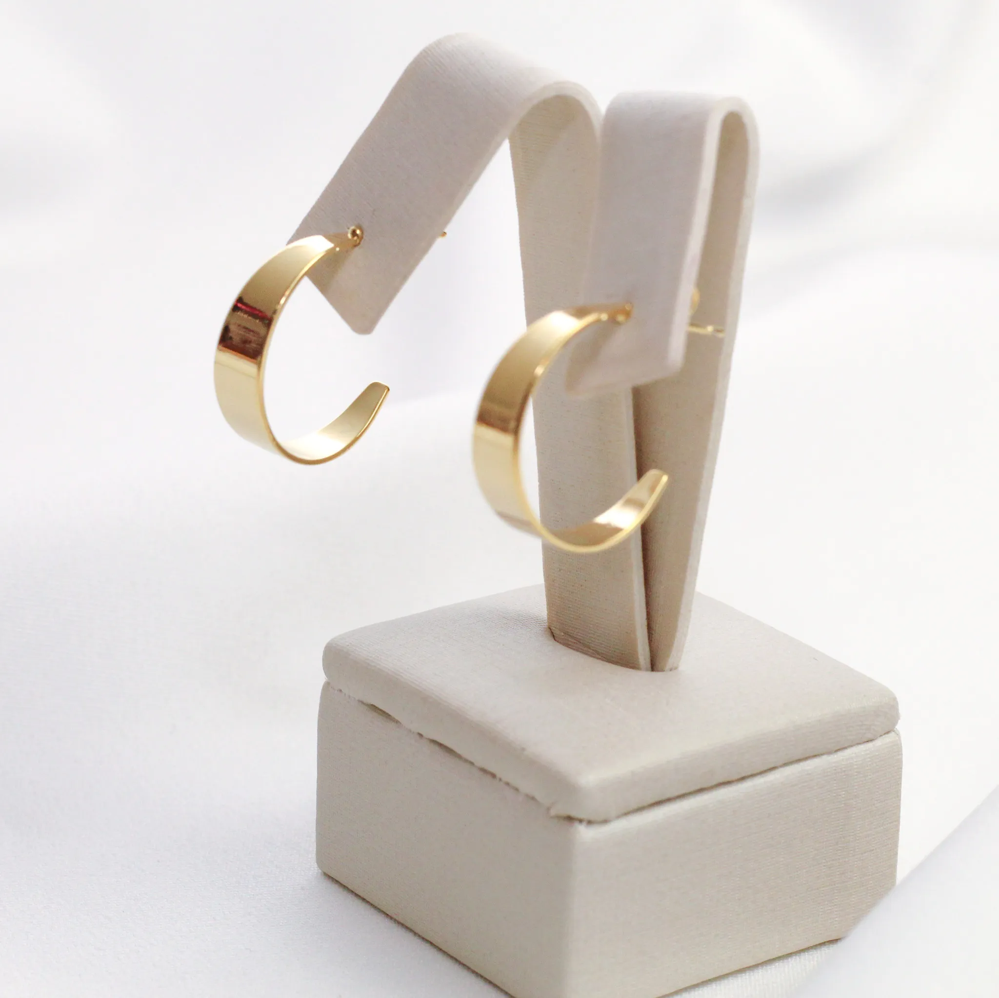 BRINCO ARGOLA LISA  BANHO OURO 18K