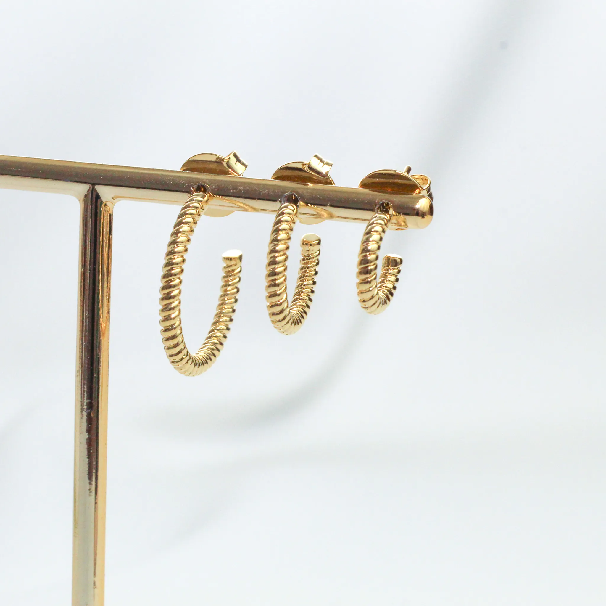 BRINCO ARGOLA TORCIDA P BANHO OURO 18K