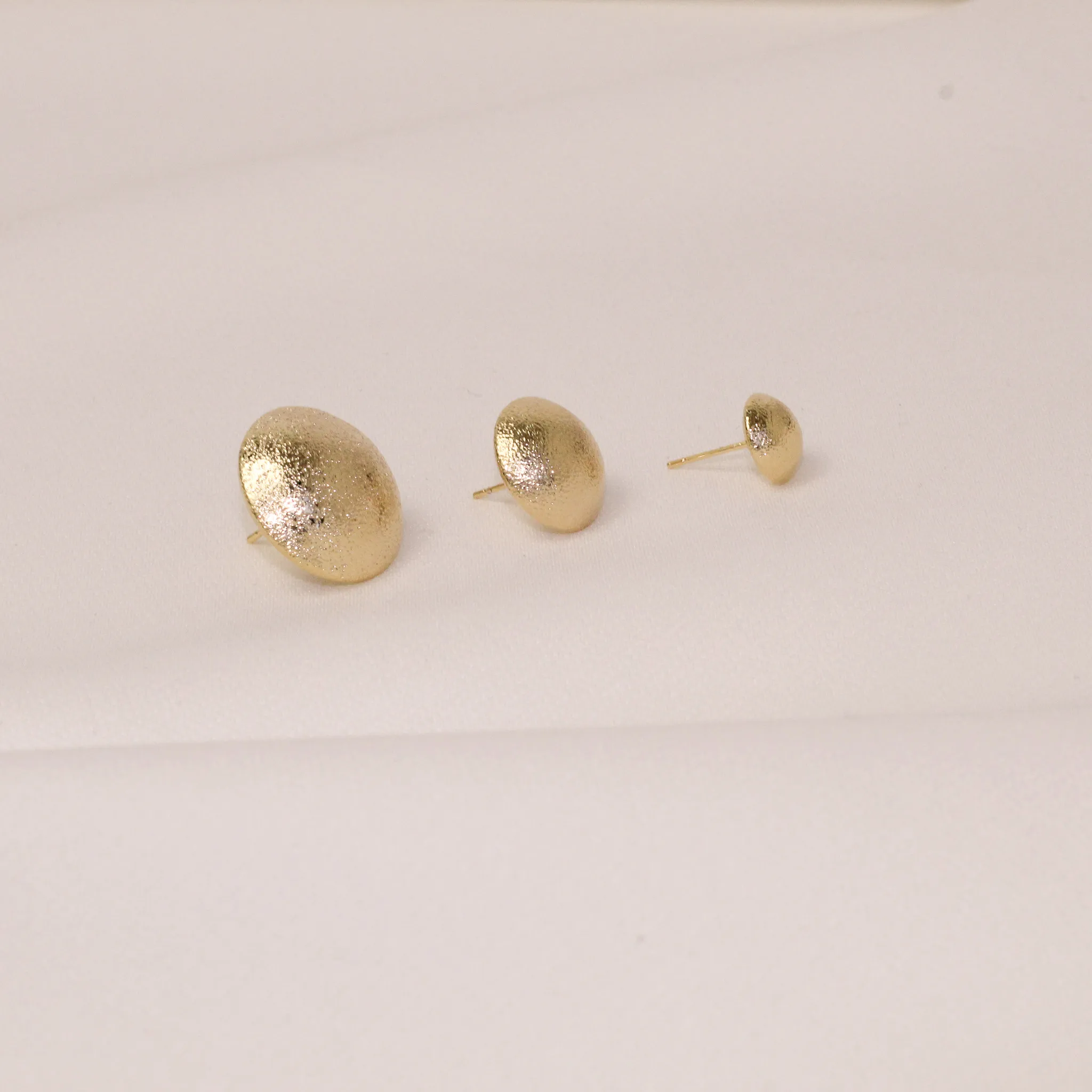BRINCO MEIA BOLA FOSCA TRIO P BANHO OURO 18K