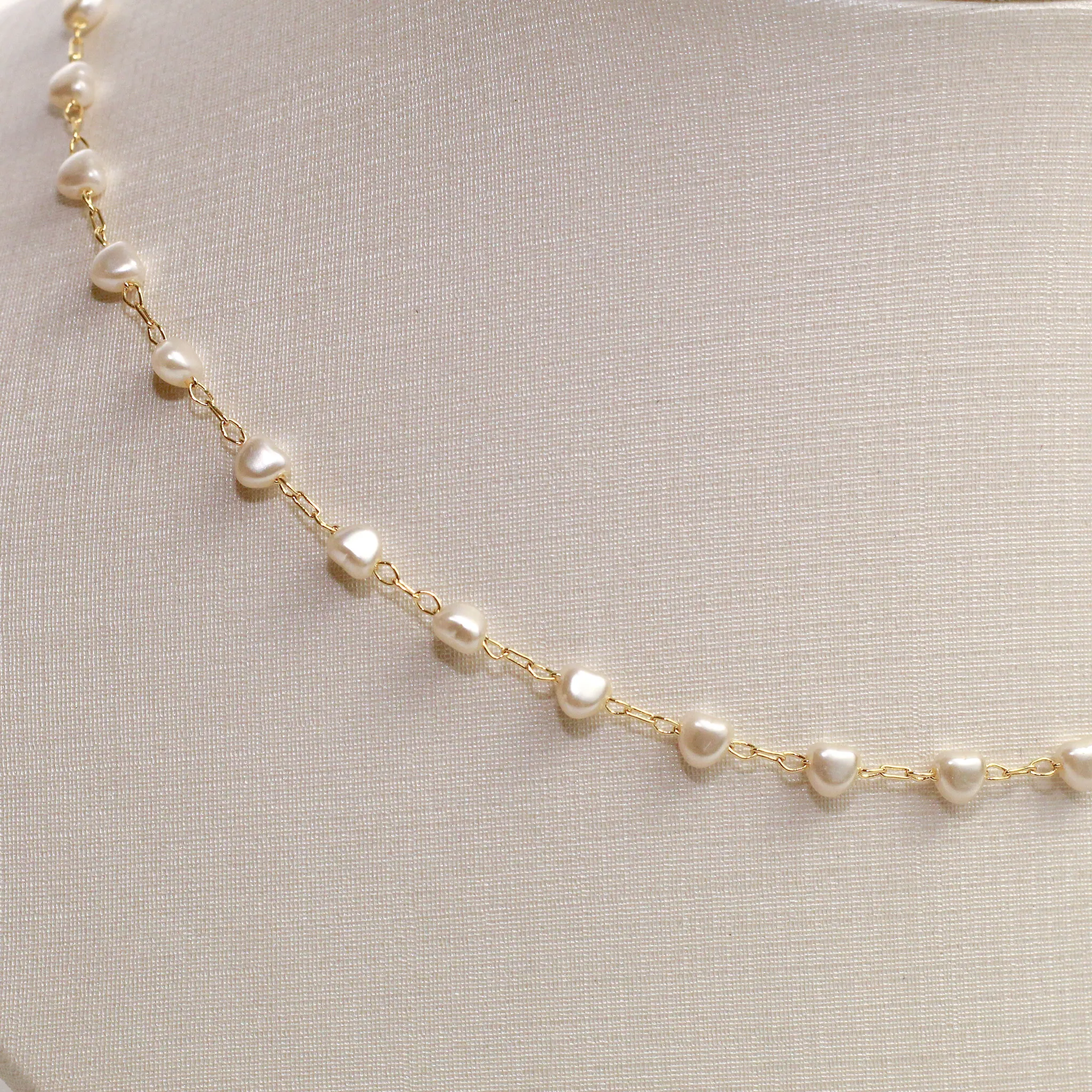 COLAR CHOKER PÉROLA CORAÇÃO BANHO OURO 18K